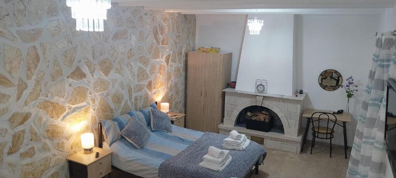 Lovely Studio In Strinilas With Its Own Pool 외부 사진