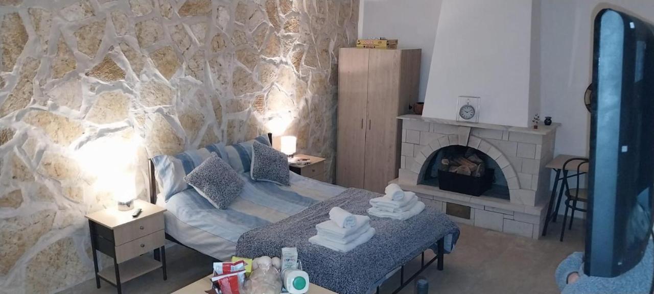 Lovely Studio In Strinilas With Its Own Pool 외부 사진
