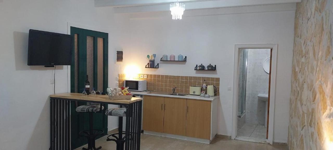Lovely Studio In Strinilas With Its Own Pool 외부 사진