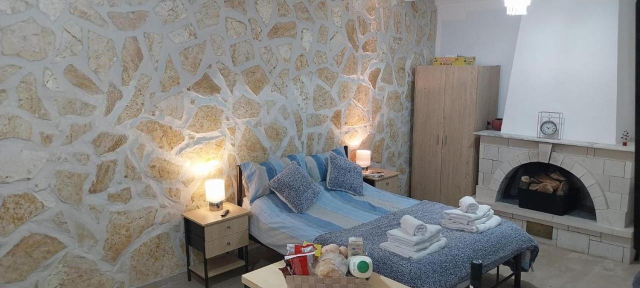 Lovely Studio In Strinilas With Its Own Pool 외부 사진